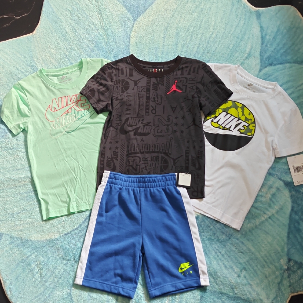 BACK TO SCHOOL Nike Black and White Short Sleeve Tees